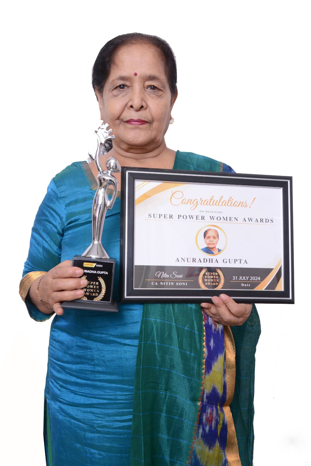 Anuradha Gupta receiving the Super Power Women Award